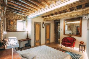- une chambre avec un lit et une chaise rouge dans l'établissement Casa San Valentino, à Cortone