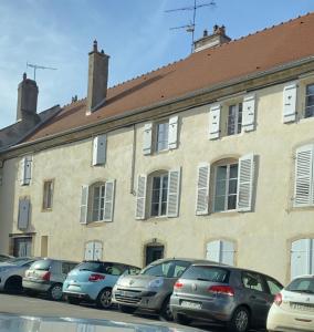 un grupo de coches estacionados frente a un edificio en Cosy Jacobins, en Langres