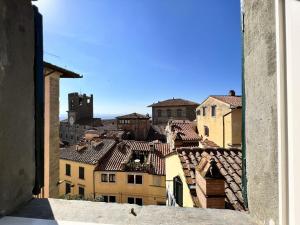 Nespecifikovaný výhled na destinaci Cortona nebo výhled na město při pohledu z apartmánu