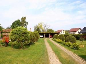 a garden with bushes and a walkway at Wohnung in Kopalino mit Garten und Grill in Kopalino
