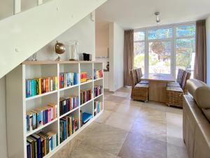 a living room with a book shelf filled with books at Ferienhaus am Lotsenstieg 6 in Karlshagen