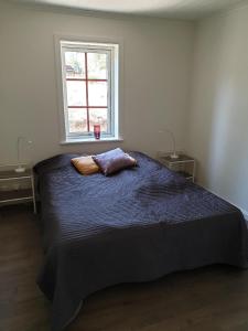 um quarto com uma cama grande com duas almofadas em Ferienhaus für 5 Personen ca 100 qm in Rensbyn, Mittelschweden See Runn em Falun