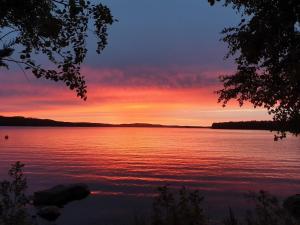 a sunset over a large body of water at Ferienhaus für 5 Personen ca 100 qm in Rensbyn, Mittelschweden See Runn in Falun