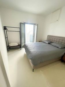 - une chambre blanche avec un lit dans l'établissement Aggelos Apartment Central in Antiparos, à Andiparos