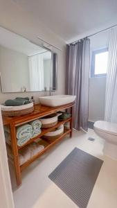 La salle de bains est pourvue d'un lavabo, de toilettes et d'un miroir. dans l'établissement Aggelos Apartment Central in Antiparos, à Andiparos