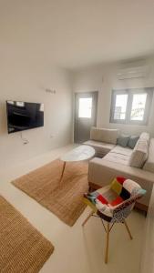 - un salon avec un canapé et une table dans l'établissement Aggelos Apartment Central in Antiparos, à Andiparos