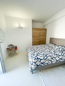 - une chambre avec un lit et une chaise dans l'établissement Aggelos Apartment Central in Antiparos, à Andiparos