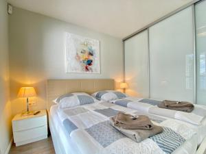 a bedroom with two beds with towels on them at Ferienhaus am Lotsenstieg 6 in Karlshagen