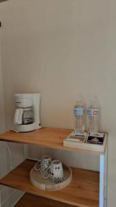 una mensola con una macchinetta del caffè e tazze sopra di La Maison d' Ivonne ad Antón