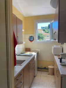 a small kitchen with a sink and a window at Appartement 2 chambres - 4 personnes 4HD47 in Collioure