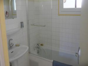 a bathroom with a shower and a tub and a sink at Appartement 2 chambres - 4 personnes 4HD47 in Collioure