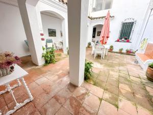 Habitación con patio con mesa y sillas. en Wonderful House on the beach, en Caldes d'Estrac