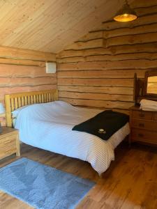 Ένα ή περισσότερα κρεβάτια σε δωμάτιο στο Brook lodge 2
