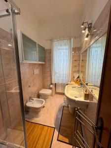 y baño con lavabo, aseo y ducha. en La Casa di Via Nervi, en Ladispoli