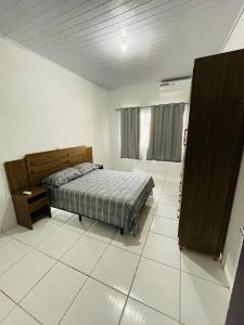 um quarto com uma cama no meio de um quarto em Casa em Sinop em Sinop