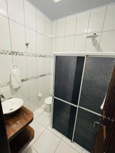 Vonios kambarys apgyvendinimo įstaigoje Casa em Sinop