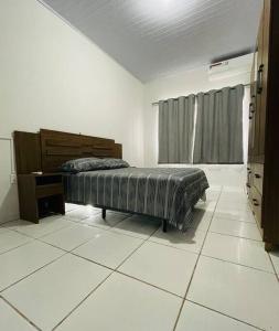 Katil atau katil-katil dalam bilik di Casa em Sinop