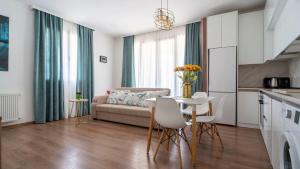 sala de estar con sofá y mesa en One-bedroom apartments in Tbilisi Gardens, en Tiflis