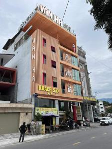 um edifício com um sinal na lateral em Vân Hà Hotel Lào Cai - by Bay Luxury em Lao Cai