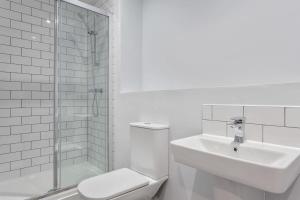 uma casa de banho com um WC, um lavatório e um chuveiro em Modern & Spacious Apartment In Central Birmingham em Birmingham