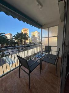 d'un balcon avec des chaises et une vue sur l'eau. dans l'établissement Haro Beach San Juan, à El Campello