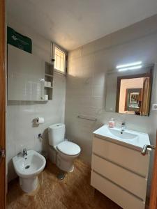 La salle de bains est pourvue de toilettes et d'un lavabo. dans l'établissement Haro Beach San Juan, à El Campello