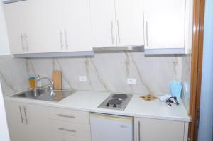 Kuchyň nebo kuchyňský kout v ubytování Hola Rooms