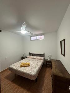 - une chambre avec un lit et un plateau dans l'établissement Haro Beach San Juan, à El Campello