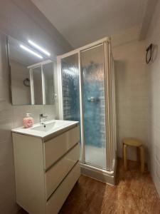 La salle de bains est pourvue d'un lavabo et d'une douche. dans l'établissement Haro Beach San Juan, à El Campello