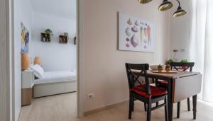 - une table et une chaise dans une chambre dans l'établissement Italianway - Cermenate 7, à Milan