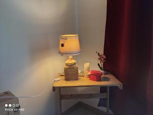 einem Tisch mit einer Lampe auf einem Tisch in der Unterkunft Tirano Express Apartments in Tirano
