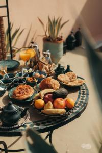 een tafel met borden eten erop bij NOSADE Venue in Marrakesh