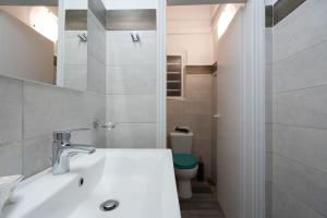 Et badeværelse på Metaxourgio 2nd Floor