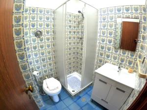 Koupelna v ubytování Carcavelos very spacious 3 bedroom apartment Cascais + 25 fotografií