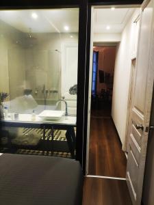 ein Badezimmer mit einem Waschbecken und einer Badewanne in der Unterkunft Classic styled apartment in Barcelona