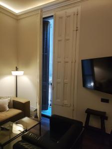 バルセロナにあるClassic styled apartmentのリビングルーム(ソファ、薄型テレビ付)