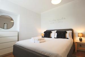 een slaapkamer met een groot bed met een spiegel aan de muur bij Al's Kingsdown Parade F1 in Bristol