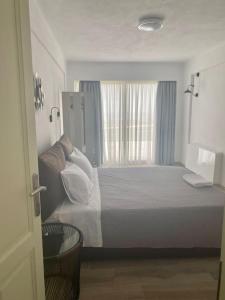 a bedroom with a large bed and a window at Ocean Sun 3 in Éxo Goniá