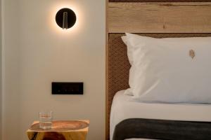 episkopi-heraklionにあるAnantia Villa 2 - Scenic View, Luxury Experienceのベッドルーム1室(ベッド1台、ガラス張りのテーブル付)