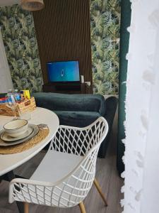 ein Wohnzimmer mit einem Tisch und einem Sofa mit einem Laptop in der Unterkunft Abbeydale Place-Spacious one bedroom flat in Heeley
