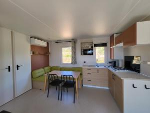 Kuchyň nebo kuchyňský kout v ubytování Camping Rondinara