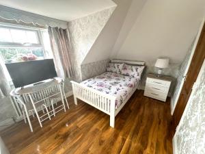 a small bedroom with a crib and a window at ElMurrs in Bournemouth
