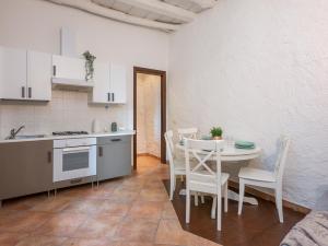 uma cozinha e sala de jantar com mesa e cadeiras em I Host Apartment - Volta Lierna em Lierna