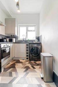 a kitchen with a washer and dryer in it at Stylish 2 Bedroom Ensuite Flat in Birmingham in Birmingham