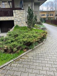 un jardín delante de una casa en Apartament Śnieżka, en Zakopane 5 fotos más
