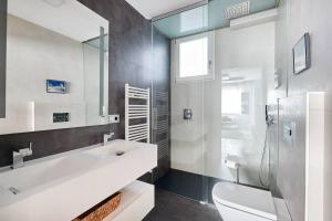 Un baño con lavabo, inodoro y ducha. en Tranquilo Apartamento en pleno corazón de Pamplona, en Pamplona 17 fotos más