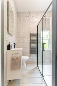 a bathroom with a toilet and a sink at Stylish 2 Bedroom Ensuite Flat in Birmingham in Birmingham