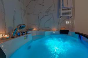 eine Badewanne mit blauer Beleuchtung im Bad in der Unterkunft Miss Suite in Rom