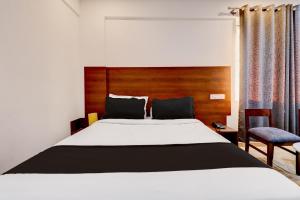 Tempat tidur dalam kamar di Collection O Hotel Airport INN