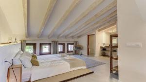 ポリェンサにあるVilla Llumのベッドルーム1室(白い大型ベッド1台付)